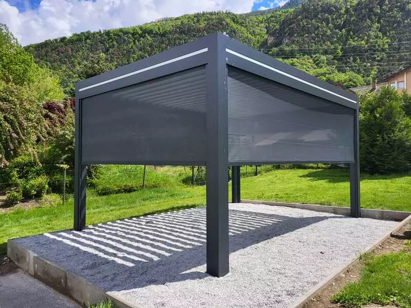 Pergola aluminium isolée avec stores intégrés à la structure