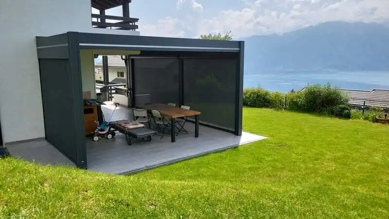 Pergola au milieu du jardin avec stores screen